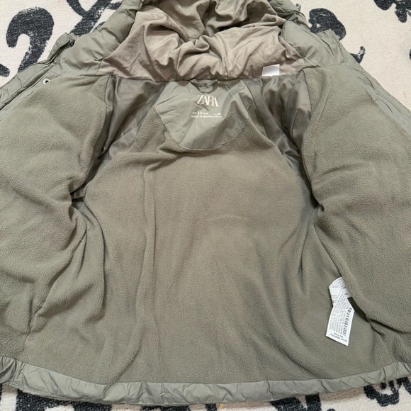 Zara Green Puffer Jacket with Hood and Quilted Material - Picture 2 of 4